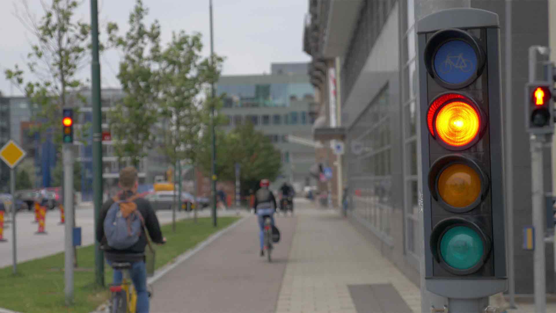 e-bikers-traffic-lights